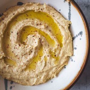 Purée de pois chiches crémeuse avec tahini et citron