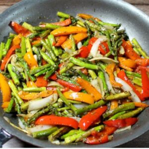 Mélange de légumes sautés frais et colorés