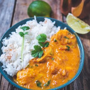 Poulet tendre mijoté dans une sauce onctueuse au beurre et aux épices