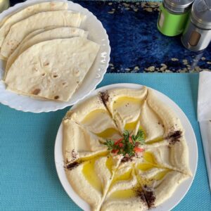 Assiette de houmous crémeux avec garnitures