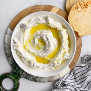 Labneh crémeuse garnie d’huile d’olive et de menthe