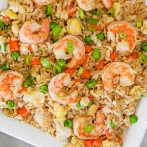 Riz sauté aux œufs, légumes et crevettes