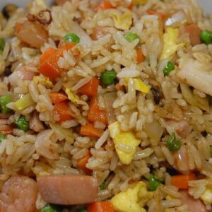 Riz sauté aux fruits de mer, légumes et œufs