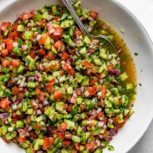 Salade arabe fraîche aux légumes hachés et vinaigrette citronnée