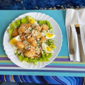 Salade César classique avec poulet grillé et croûtons