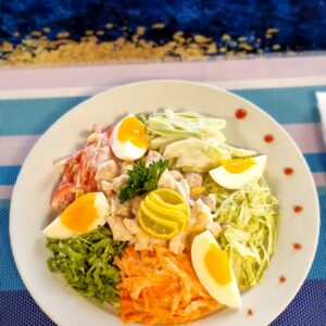 Salade fraîche avec légumes variés et vinaigrette maison