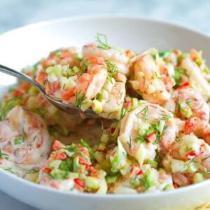 Salade de crevettes fraîches avec légumes croquants et vinaigrette citronnée