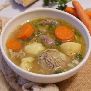 Soupe chaude à base de viande tendre et légumes