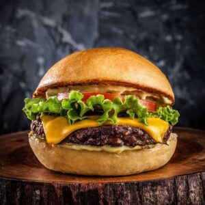 "Cheese Burger Viande, un classique revisité avec un steak haché 100% bœuf, fromage fondu et sauce maison dans un pain brioché frais."