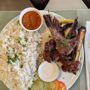 "Côtes de mouton grillées, marinées aux herbes et épices orientales"