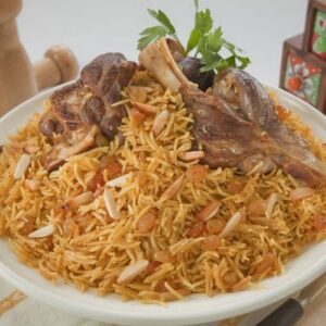 "Kabseh Viande, plat traditionnel du Golfe avec riz basmati parfumé et viande d'agneau tendre aux épices orientales"