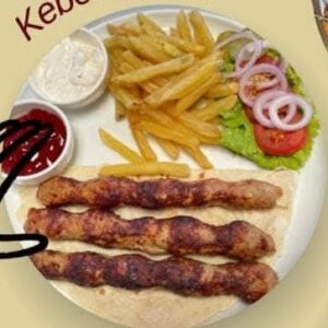 "Kebab Poulet, brochettes de filet de poulet mariné grillées au charbon de bois, accompagnées de légumes frais"