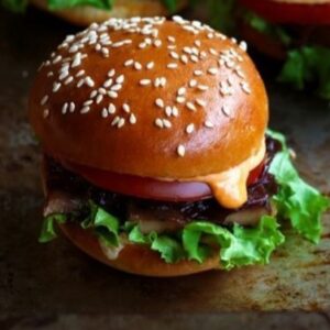 Mini burger de poulet tendre accompagné d’un jus frais