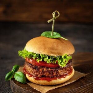 Mini burger au bœuf avec légumes frais et fromage fondant