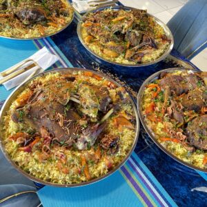 "Mouton entier rôti, plat traditionnel cuit lentement avec épices orientales"