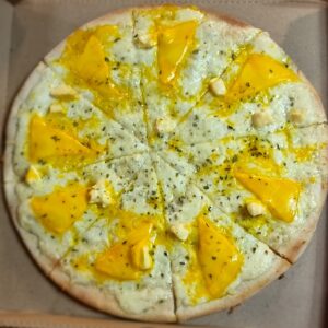 "Pizza 4 Fromages, une combinaison de mozzarella, gorgonzola, parmesan et chèvre sur pâte fine"