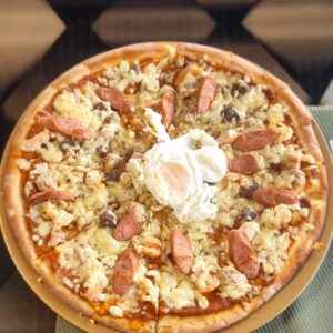 "Pizza Dubai, une pizza gourmande inspirée des saveurs du Moyen-Orient avec viande hachée et épices arabes"