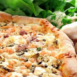 "Pizza Fruits de Mer Mixte, garnie de crevettes, moules, calamars et sauce marinara sur une pâte artisanale"