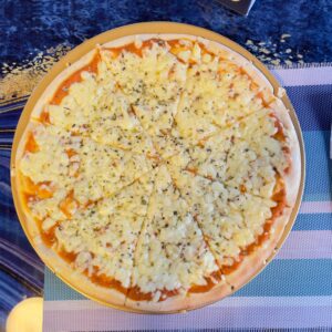 "Pizza Margherita classique avec sauce tomate, mozzarella fraîche et basilic"