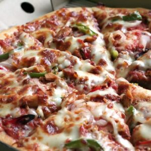 "Pizza Viande, garnie de pepperoni, saucisse italienne, bœuf haché et mozzarella fondante"