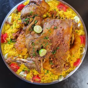 "Quart de mouton rôti, morceaux d'agneau tendre marinés aux épices orientales"