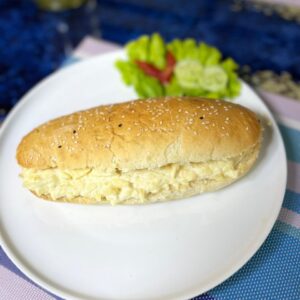 "Sandwich 4 Fromages, pain frais garni d'un mélange fondant de fromages premium et légumes grillés"