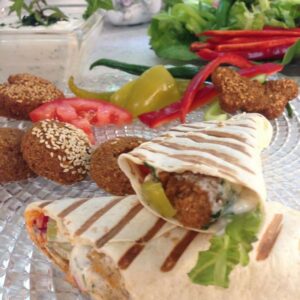 "Sandwich Falafel, pain pita garni de falafel croustillant, tahini et légumes frais"