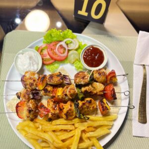 "Shish Tawook, brochettes de poulet mariné grillées avec poivrons et oignons"