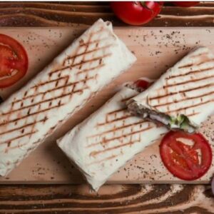 "Tacos Fromage, une tortilla grillée généreusement garnie d'un mélange fondant de fromages premium et de notre sauce signature."