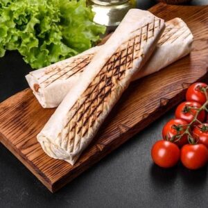 "Tacos Mix Poisson, une délicieuse combinaison de fruits de mer frais dans une tortilla grillée, accompagnée de sauce maison et de frites croustillantes."