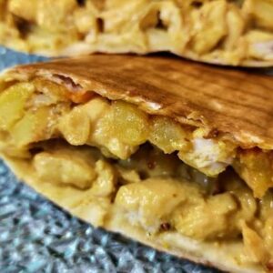 "Tacos Poulet, des morceaux de poulet marinés et grillés dans une tortilla moelleuse, accompagnés de frites croustillantes et sauces maison."