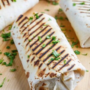 "Tacos Viande, un délicieux mélange de viande hachée assaisonnée dans une tortilla grillée, accompagnée de sauces maison et de frites croustillantes."